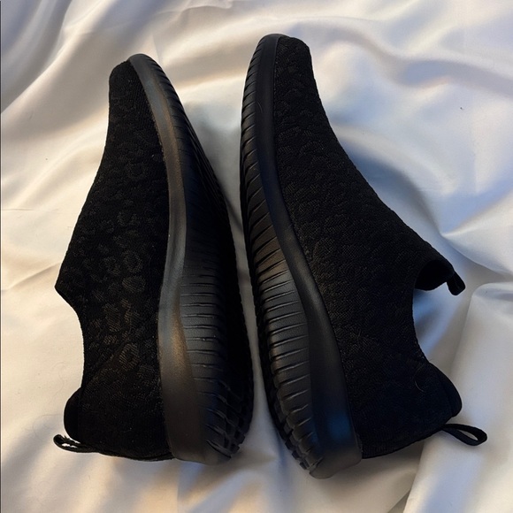 Skechers Black Air-Cooled Memory Foam Footwear - Picture 3 of 7